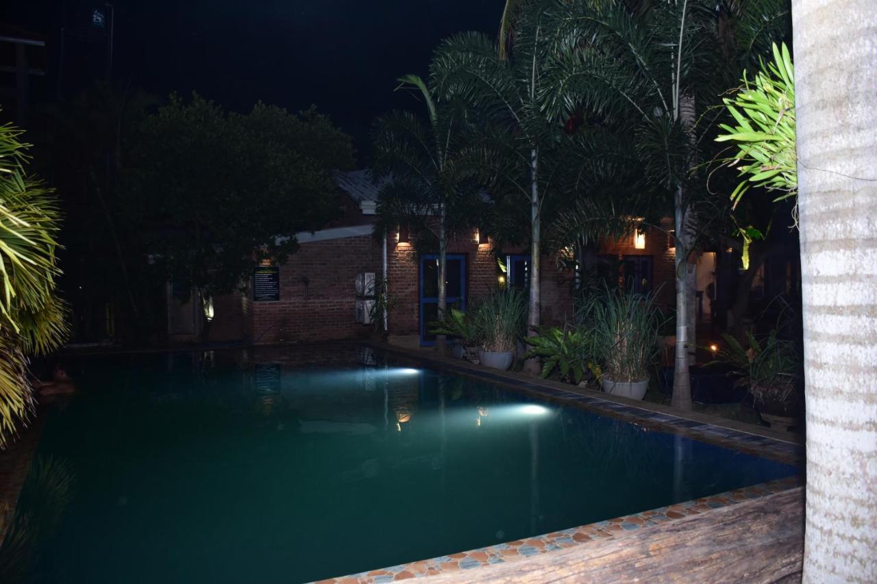 Pavana Hotel Negombo Exterior photo
