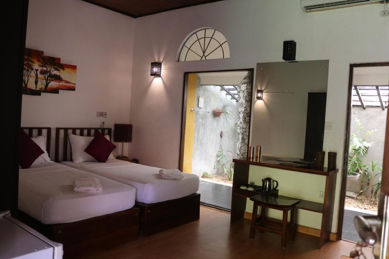Pavana Hotel Negombo Exterior photo