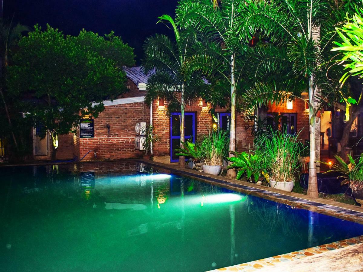 Pavana Hotel Negombo Exterior photo